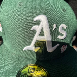 59 keps  - Väldigt snygg och stilren keps, knappt använd och 10/10 skick  Kan gå ner i pris vid snabb affär