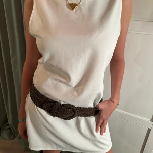 Vit klänning - Vit klänning som passar perfekt till studenten eller sommaren. Gjord i luftigt material.