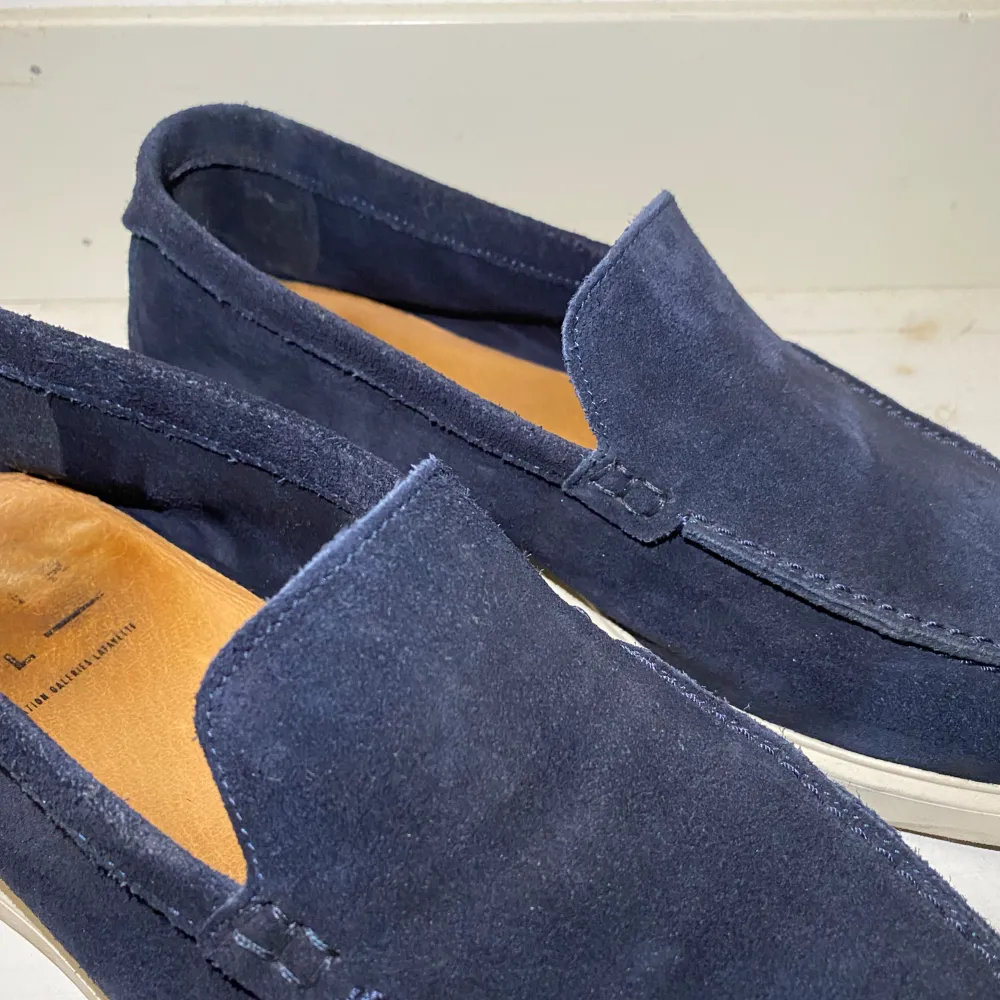 Skitsnygga Mocha loafers från märket ”comptoir galerie lafayette” som passar perfekt nu till sommaren. Storlek 41 men skulle säga att de passar 41.5-42 också😁. Skor.