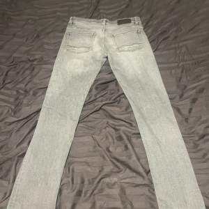 Säljer nu mina gråa Hugo boss jeans i storlek 32/32 slim fit för att dem inte passar längre. Anpassat för man men kan med högsta förmodan passa kvinnor också!