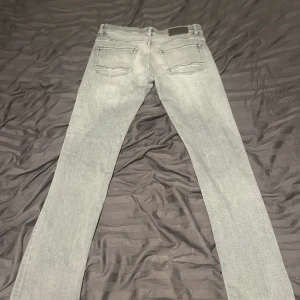 Gråa Hugo boss jeans 32/32 slim fit - Säljer nu mina gråa Hugo boss jeans i storlek 32/32 slim fit för att dem inte passar längre. Anpassat för man men kan med högsta förmodan passa kvinnor också!