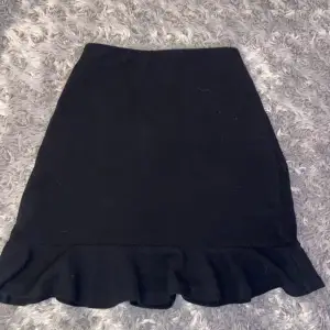 Ganska kort kjol med detaljer på botten🖤 Säljer pga för kort på mig