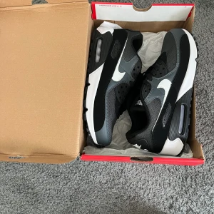 Nike Air Max 90 - Skorna är använda enstaka gånger men har nyligen tvättats. Storlek 42.5. Bara o skriva om du har fler frågor/funderingar.