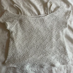 Vit sommar topp - Jättefin sommar topp som är off shoulder, har dubbelt tyg fram så den är inte genomskinlig, köpte secondhand men har själv aldrig använt då den var för liten! 