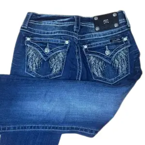 Miss Me jeans i modellen ”JP5616BD/boot” midjemåttet rakt över är 37,5cm. Ytterbenet 96cm och innerbenet 72cm. Jeansen är som helt nya. Kontakta vid intresse!