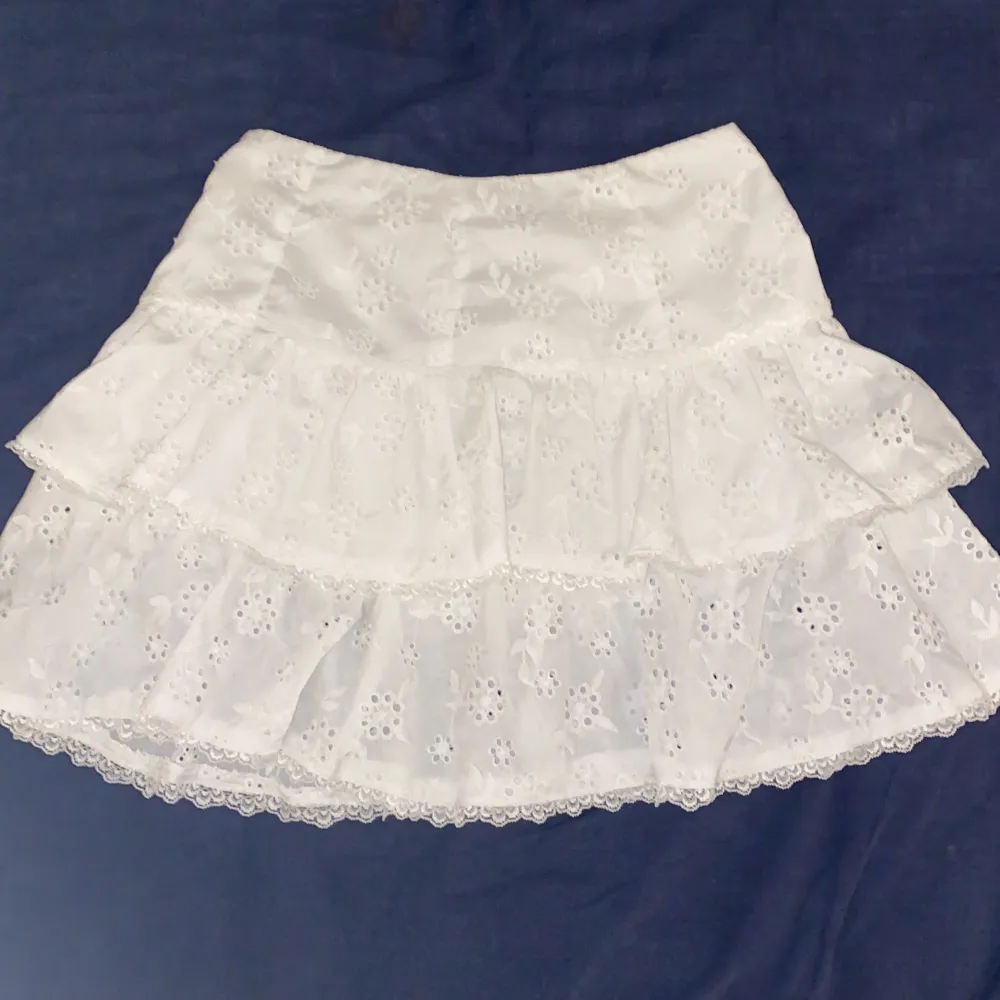 en vit kjol med mönster som jag säljer eftersom den har blivit för liten. Jag har knappt använt den men kommer att sälja den för 100kr. Skriv för fler bilder! 😻 Tryck gärna köp nu! . Kjolar.