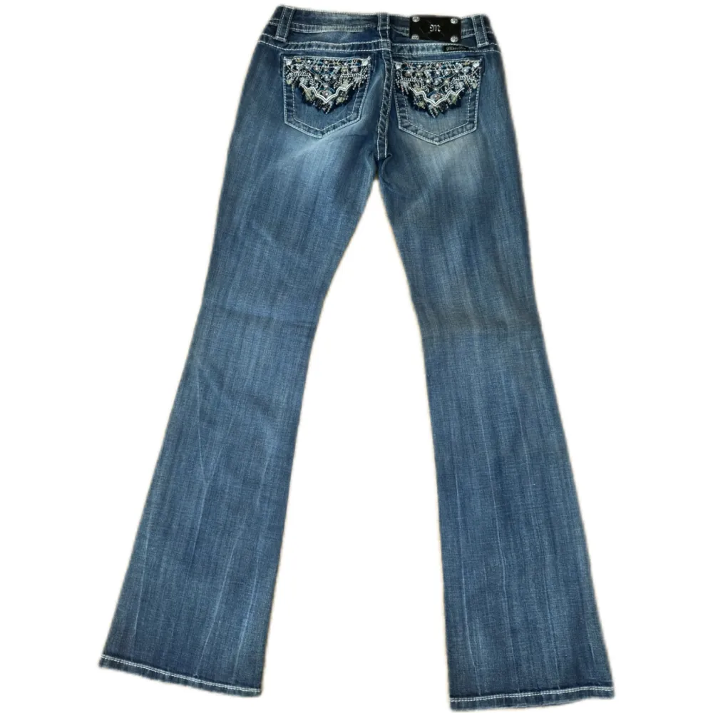 Miss Me jeans i modellen ”Relaxed/boot” midjemåttet rakt över är 38cm. Ytterbenet 105cm och innerbenet 82cm. Jeansen är som helt nya. Kontakta vid intresse!. Jeans & Byxor.