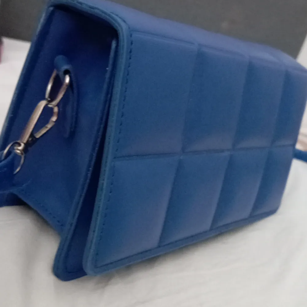 Small purse, completely unused. Väskor.