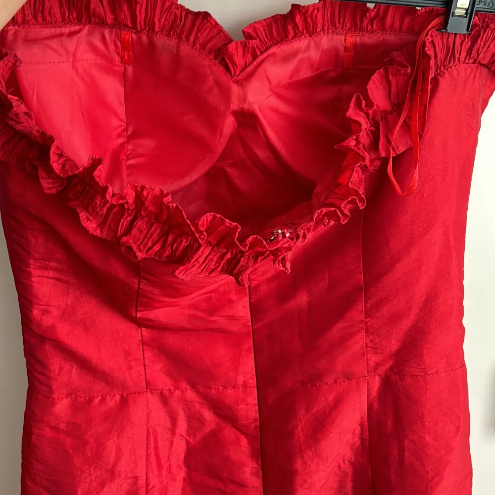 En jätte söt röd midi klänning som är utan ärmar😍🔥🔥🔥 storleken är UK 12 vilket motsvarar storlek 40 dock kanske den kan passa en med storlek 38 också💋💋. Klänningar.