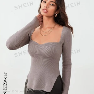 Stickad tröja  - Vacker finstickad tröja i jätte skönt material! Aldrig använd🥰 Färg: blandning av beige, brun, grå😍 köpt för 229kr💗