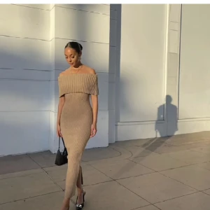 Adoore klänning  - Super fin klänning som tyvärr inte kommer till så mke använding 💕💕stretchig klänning så passar mig som brukar ha 34,, nypris: 1695