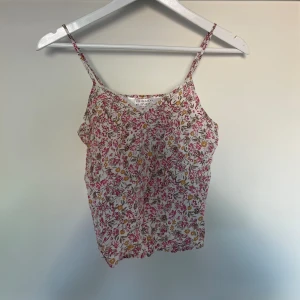 Blommigt linne  - Så fint linne att ha nu till sommaren, storlek xs, köpt på primark och är använt fåtal gånger