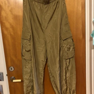 Parachute pants - Helt nya  Passar xs-L  Typ guld grön färg  Tror orginal pris var 499kr