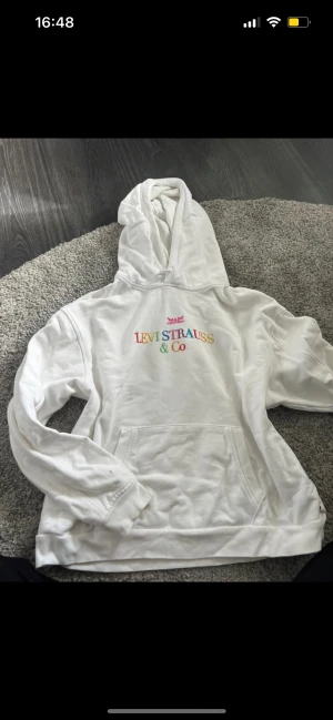 Levis hoodie - Använd fåtal gånger så i bra skick. Har några små fläckar men går säkert att ta bort. Den är i tjockt material