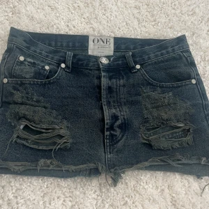 one teaspoon jeanskjol - jättesnygg jeanskjol från one teaspoon, tyvärr för liten för mig, bra skick och inga slitningar bortsett från det som tillhör designen. SKRIV FÖR FLER BILDER