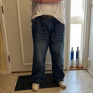 RAW BLUE jeans - Vintage RAW BLUE premuim-jeans från 00-talet, baggy modell.  Mansmodell som var lite tighta på mig (186 W42), men satt väldigt baggy på syrran (167 W36)  Kan skicka fler bilder, om du har frågor är det bara att skriva :)  Kan gå ner lite i pris.