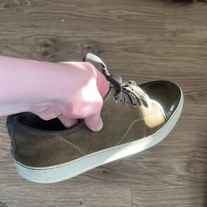 Lanvin skor - Tjena säljer ett par riktigt snygga skor till sommaren hör av er om ni vill ha mer bilder pris kan diskuteras vid snabb affär tar även imot byten mvh Edvin 