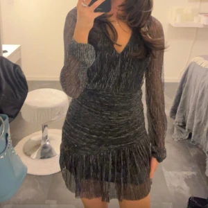 Svart glittrig klänning  - Klänning från meet me there. Jätte bra skick förutom att det har varit ett hål på armen som sytts igen och inte syns