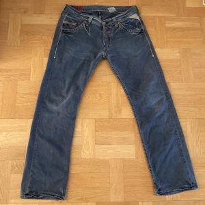 Replay jeans - Säljer nu denna sjukt snygga jeansen från Replay i bra skick | Feta detaljer som sticker ut och ger en snygg stil | Skriv vid frågor eller funderingar.