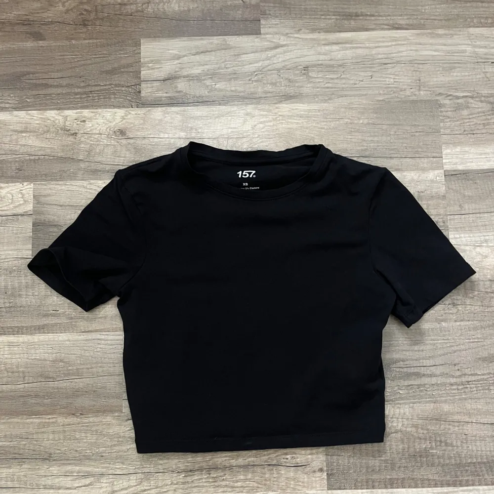 Vanlig basic kroppad tajt svart T-shirt från lager 157🙀😍 typ aldrig använd💋 Säger bara passa på då den är väldigt billig.. T-shirts.