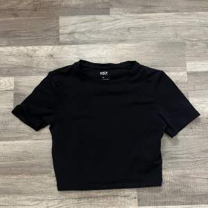 Vanlig basic kroppad tajt svart T-shirt från lager 157🙀😍 typ aldrig använd💋 Säger bara passa på då den är väldigt billig.