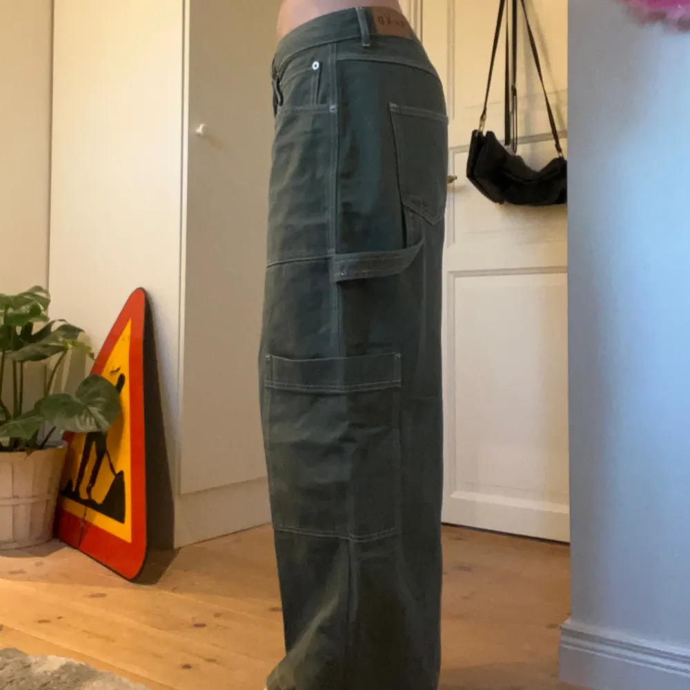 Ett par gröna baggy cargo byxor från NA-KD i väldigt fint skick! 💕Jättefin passform och bra längd! Storlek 40 men passar mig jättebra som brukar ha 38 🌸. Jeans & Byxor.