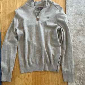 Merino Half zip - Säljer min merino morris Half zip. Orginal storlek var xi men den krympte i tvätten så sitter nu mer som en s.
