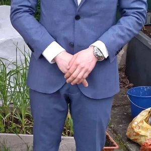 Sommar kostym  - Sommar kostym storlek 44  Fin blå färg  Några obetydliga små fläckar på kavaj som knappt syns 