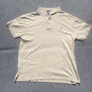 Ralph lauren piké - Tja! Säljer en sjukt snygg Ralph lauren piké. Den har inga defekter och har inte blivit använd mycket för att den är för stor för mig. Storlek L/M, färg: beige. Skriv vid några funderingar.