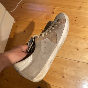 Philippe Model skor - Säljer dehär riktigt feta Philippe model i storlek 42 men kan passa 43👌🏻 | Ni får avgöra skicket själva🤝🏻 | Innersulan är utbytt och inget og följer med | Pris kan alltid diskuteras 🤝🏻 | Har ni några funderingar är det bara att skriva🔥