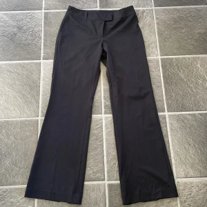 Lågmidjade kostymbyxor  - Lågmidjade-kostymbyxor, sparsamt använd. Stretchiga.