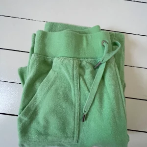 Juicy Coutore  - Ett par ljusgröna juciy coutore från deras sommarcolection i storlek XS, med stretch. De är äkta och köptes på deras egna hemsida för 1,5 år sen, nypris va ca1000kr💚💚skriv för mer info.