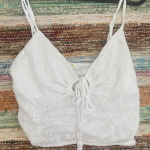 Vitt sommarlinne - Croppat vitt sommarlinne från Pull and Bear som passar perfekt till sommarens kjolar!Använd ett fåtal gånger, väldigt bra skick!☀️