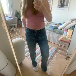 Medelmidjade jeans med slitagedetaljer från Zara. Använda ett fåtal gånger - bra skick! Jag är 160 för referens!