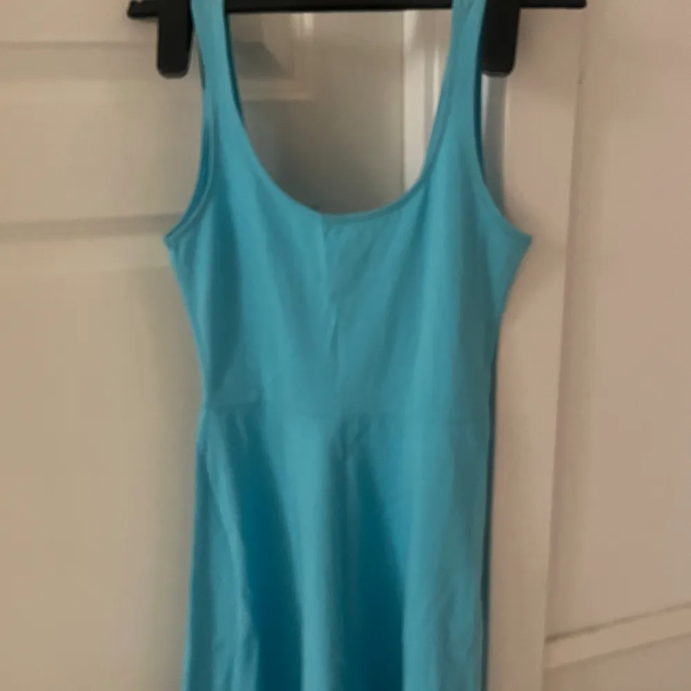 Så söt blå klänning från ginatricot. Den är helt ny och oanvänd med prislapp.😊💕. Klänningar.