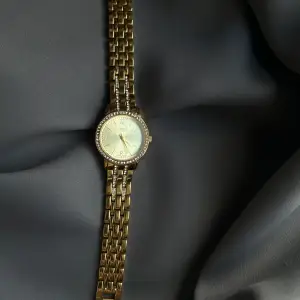 Guldklocka från ur&Penn för 300kr, ingen användning av den och klockan är utan skada🤍