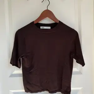 Stickad tröja från ZARA Finstickad Knappt använd Mörkbrun