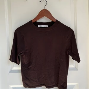 Sticka tröja ZARA - Stickad tröja från ZARA Finstickad Knappt använd Mörkbrun