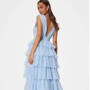 Säljer den jätte fina och populära  balklänning med tyll. Säljer pågrund av att jag hittade en annan till balen. Klänningen är ljusblå som passar perfekt till en sommarbal. 