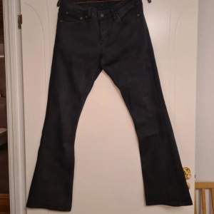 Lågmidjade/mid rise jeans från Crocker. Modellen är pep boot skinny fit. Storlek W29 L31