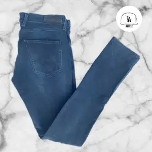 Jeans från replay i den extremt populära modellen ”anbass”. Nyskick, modellen är 177 och de är för långa för han. Kontakta mig för fler frågor eller funderingar! Nypris 1800