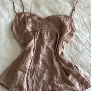 Rosa linne  - Super gulligt rosa linne från odd molly. Inte använt jätte mycket men perfekt nu till sommaren. Står inte storlek men skulle säga att den passar S-M