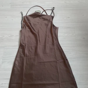 Klänning - Brun satinklänning🤎 Storlek 32 Aldrig använt (prislapp på) Jätte fin till sommaren🤎💋