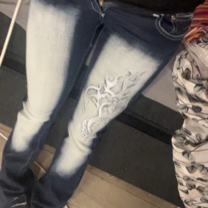 Crazy age jeans - Super snygga crazy age jeans, ganska långa för mig som är 160. Inte använt för de e för små i midjan på mig, jag har runt 40 cm på jeans i midjan💞 Kan tänka mig byte oxå!