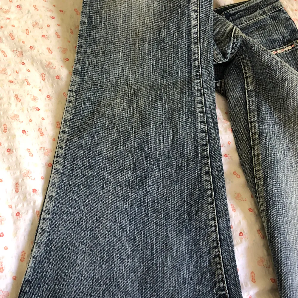 Jag älskar dessa jeans men de passar inte mig som jag önskar. Rakt över midjan: 35 cm men är ganska långa i benen. Jag, 165 cm, måste stå på tå för att de  inte ska släpa i. Jag vet inte om jag ska sälja men gör det vid bra prisförslag 😊💕. Jeans & Byxor.