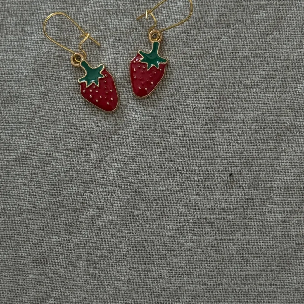 Hej!  Jag tillverkar mina egna smycken och här säljer jag ett par örhängen med en gullig jordgubbe som berlock.   Dom kostar 49 kr + frakt 🍓. Accessoarer.