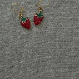 Hej!  Jag tillverkar mina egna smycken och här säljer jag ett par örhängen med en gullig jordgubbe som berlock.   Dom kostar 49 kr + frakt 🍓