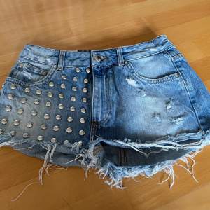 Fina jeans shorts med nitar, storlek M från bik bok, använda några gånger.