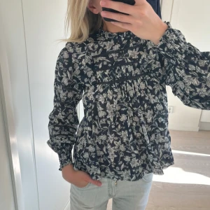Neo noir blus - Såå fin blus från Neo Noir😍 använd en gång, nypris 800kr