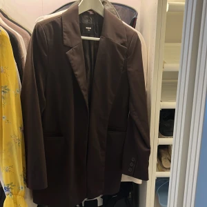 Brun Blazer - Brun blazer från bikbok. Använd 2-3 gånger.